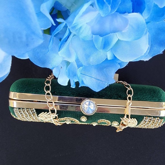 NWT Green velvet clutch with gold zardozi, beads and sequins embroidery. - Picture 4 of 10